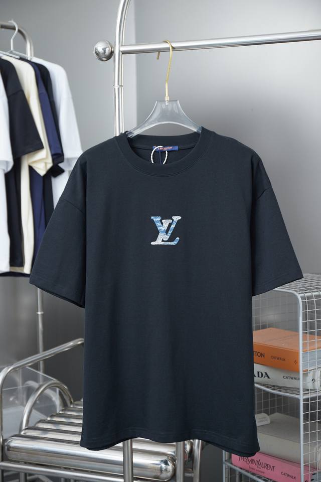 Lv 25Ss早春新款 牛仔布贴布Lv字母烫钻短袖 轻奢主义 男女日常通勤穿搭必备单品 正确版本 欢迎对比 详细特征 320克 % 纯棉双纱汗布面料 同缸定染特