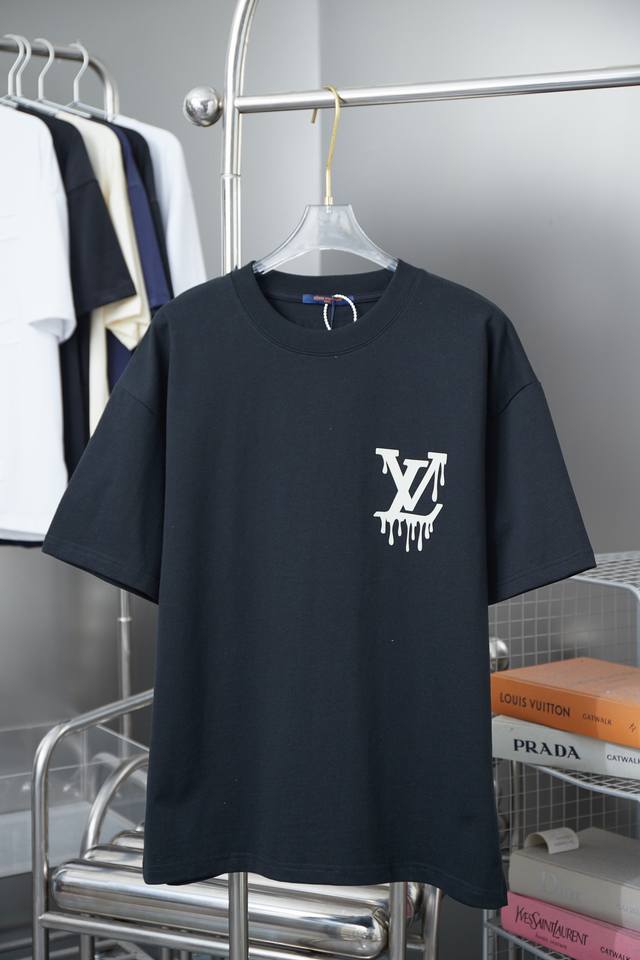 Lv 25Ss早春新款 立体厚板拼接Lv字母短袖 轻奢主义 男女日常通勤穿搭必备单品 正确版本 欢迎对比 详细特征 320克 % 纯棉双纱汗布面料 同缸定染特种