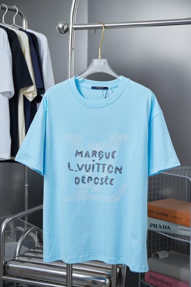 Lv 25Ss早春新款 立体硅胶Lv字母短袖 轻奢主义 男女日常通勤穿搭必备单品 正确版本 欢迎对比 详细特征 320克 % 纯棉双纱汗布面料 同缸定染特种加粗