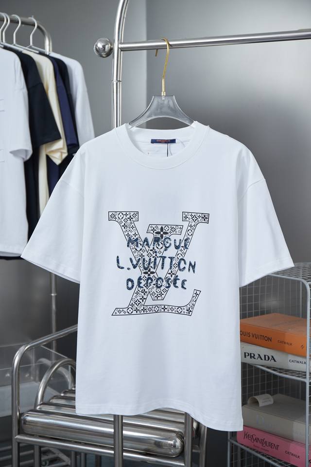 Lv 25Ss早春新款 Lv字母印花烫钻短袖 轻奢主义 男女日常通勤穿搭必备单品 正确版本 欢迎对比 详细特征 320克 % 纯棉双纱汗布面料 同缸定染特种加粗