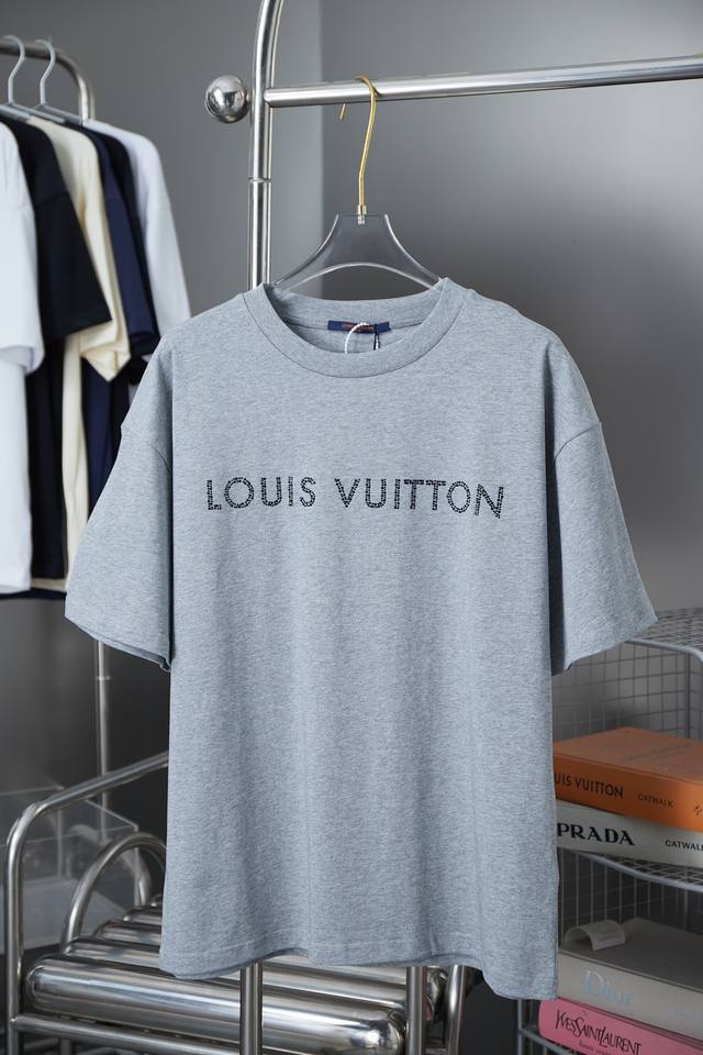 Lv 25Ss早春新款 Lv字母烫钻短袖 轻奢主义 男女日常通勤穿搭必备单品 正确版本 欢迎对比 详细特征 320克 % 纯棉双纱汗布面料 同缸定染特种加粗32