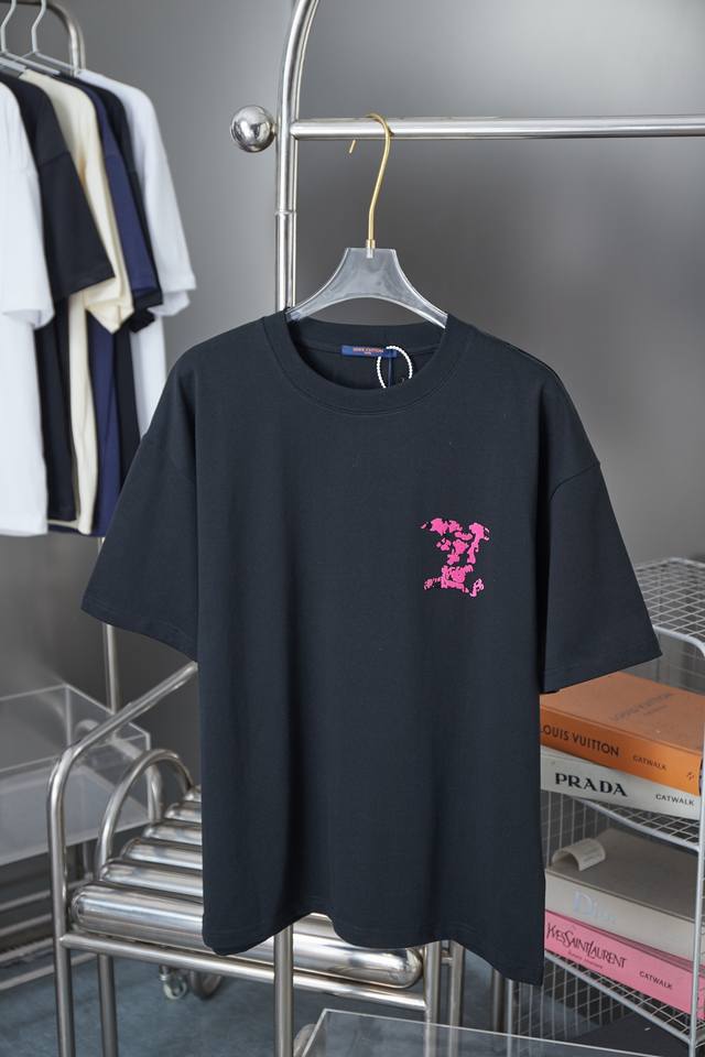 Lv 25Ss早春新款 植绒Lv字母烫钻短袖 轻奢主义 男女日常通勤穿搭必备单品 正确版本 欢迎对比 详细特征 320克 % 纯棉双纱汗布面料 同缸定染特种加粗