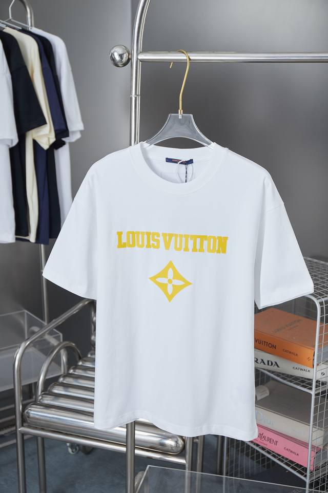 Lv 25Ss早春新款 立体厚板Lv字母短袖 轻奢主义 男女日常通勤穿搭必备单品 正确版本 欢迎对比 详细特征 320克 % 纯棉双纱汗布面料 同缸定染特种加粗