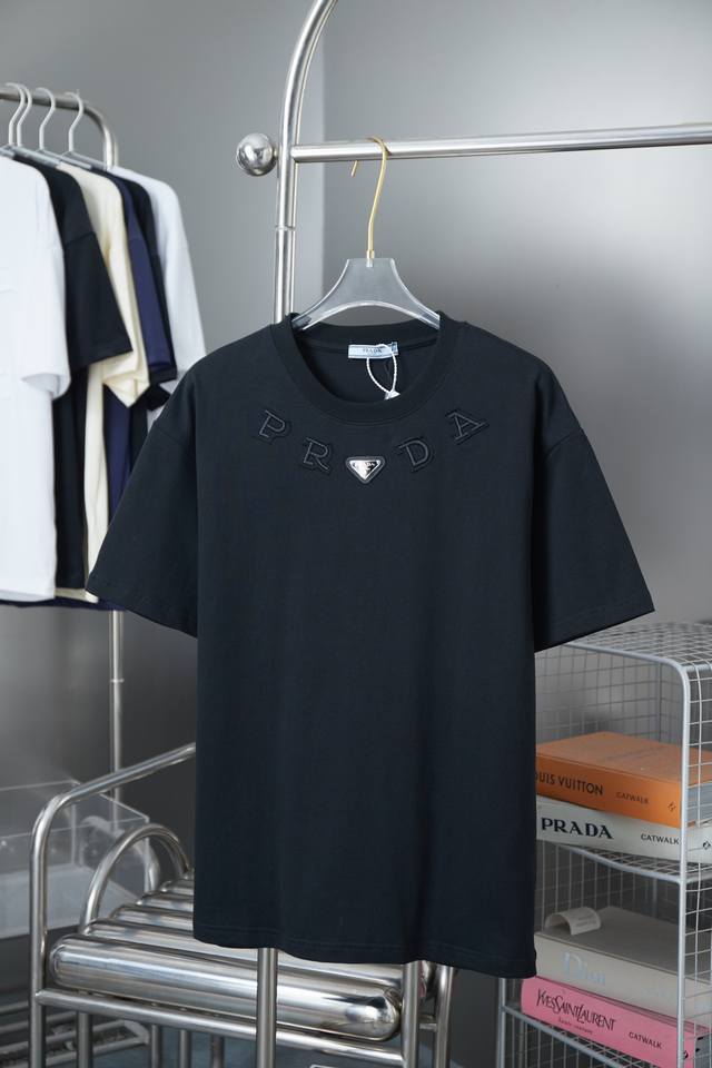 Prad* 25Ss早春新款 经典五金刺绣短袖 轻奢主义 男女日常通勤穿搭必备单品 正确版本 欢迎对比 详细特征 320克 % 纯棉双纱珠地棉面料 定制皮标 五