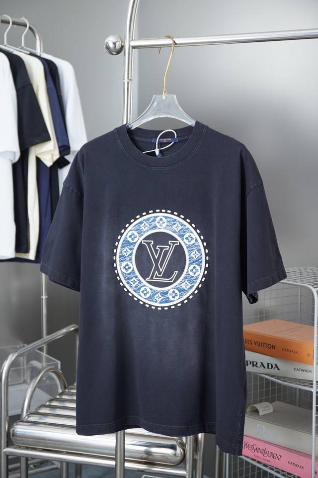 Lv 路易 25Ss早春新款 立体厚版Lv 短袖 轻奢主义 男女日常通勤穿搭必备单品 正确版本 欢迎对比 详细特征 320克 % 纯棉双纱汗布面料 同缸定染特种