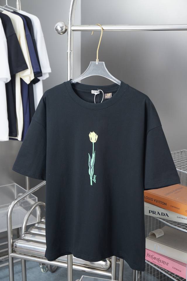 罗意威 Loewe 25Ss早春新款 黄玫瑰印花短袖 轻奢主义 男女日常通勤穿搭必备单品 正确版本 欢迎对比 详细特征 320克 % 纯棉双纱汗布面料 同缸定染