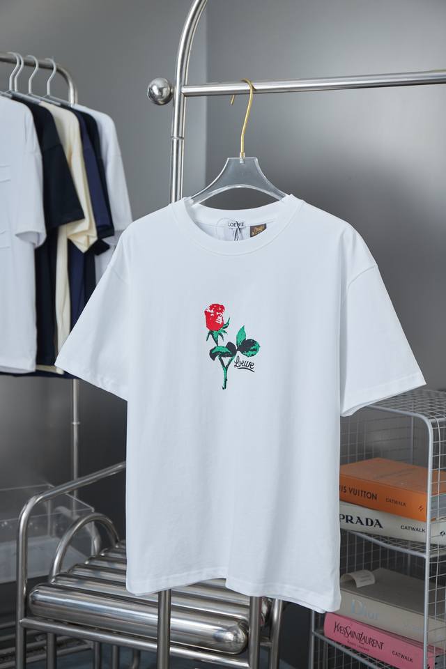 罗意威 Loewe 25Ss早春新款 红玫瑰印花短袖 轻奢主义 男女日常通勤穿搭必备单品 正确版本 欢迎对比 详细特征 320克 % 纯棉双纱汗布面料 同缸定染