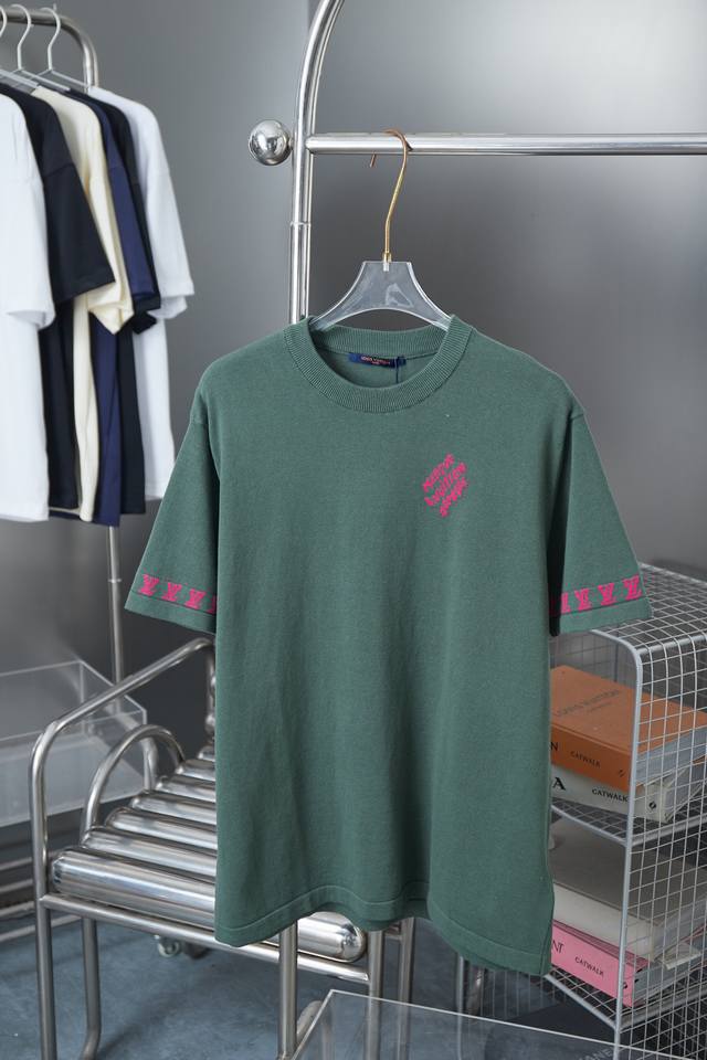 Lv 路易25Ss春夏新款 刺绣Lv针织短袖 轻奢主义 男女日常通勤穿搭必备单品 正确版本 欢迎对比 详细特征 高粘棉材质毛织， 高支棉加入，干爽避免闷热 进口