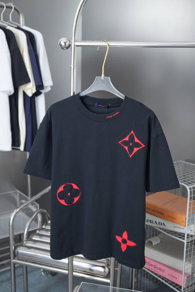 路易 Lv 25Ss早春新款短袖 撞色贴布Lv刺绣短袖 轻奢主义 男女日常通勤穿搭必备单品 正确版本 欢迎对比 详细特征 320克 %纯棉双纱汗布面料 领口塌塌