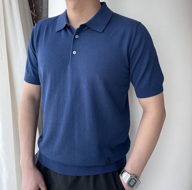 杰尼亚 2025春夏最新皮质徽标男士翻领短袖针织衫，精选针织棉质面料制成， 60支超柔长绒棉，16针密致针法，纹理清晰，尽显高端奢华品质；贴身穿着的舒适度绝对是
