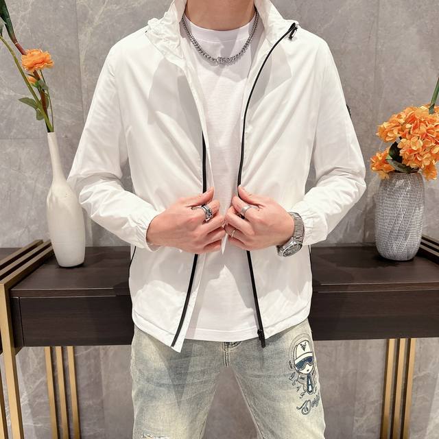 杰尼亚春夏新款西服，经典连帽设计， 款式新颖，版型修身时尚，上身效果超赞。码数：M-3Xl