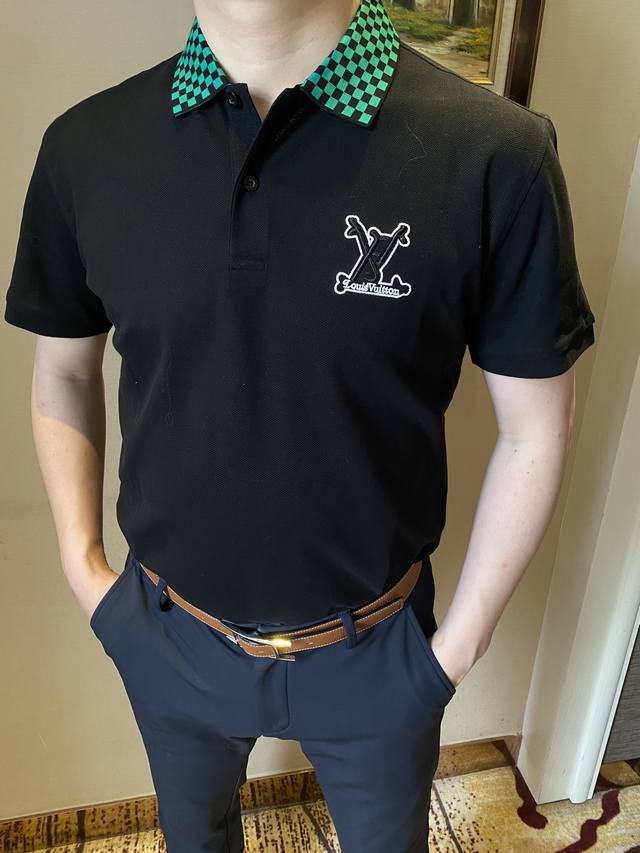 路易威登Lv 新品上市！2025Ss夏季新款字母Logo男士翻领Polo衫！经典商务男款，高端男装的天花板级别的商务男款！简约时尚大气不失优雅，单穿内搭体面过人