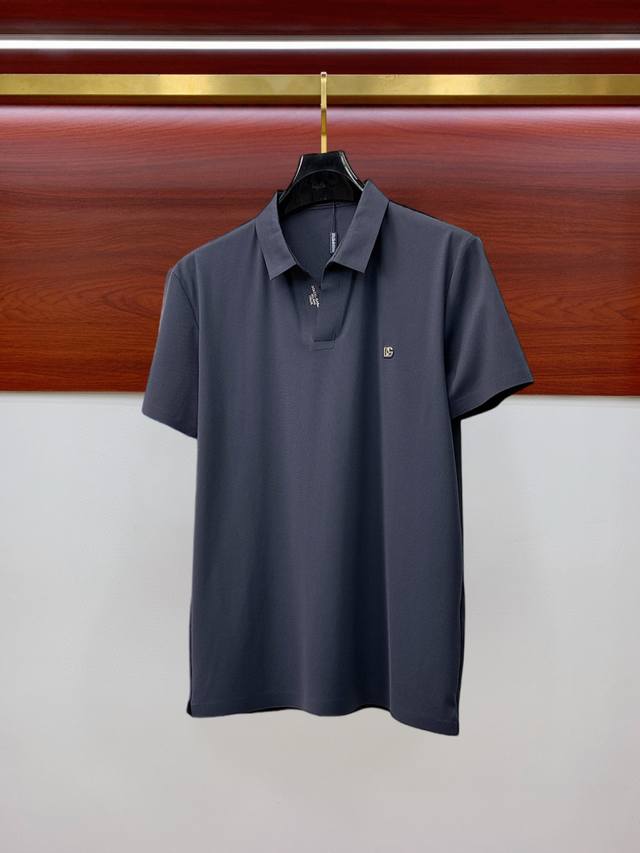 杜嘉班纳D&G 新品高端货上市！2025夏季新款Logo男士翻领Polo衫！经典休闲商务男款，高端男装的天花板级别的商务男款！简约时尚大气不失优雅，单穿内搭体面