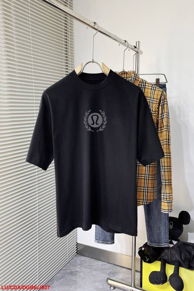 J827 Lulululemon 新款字母印花双层重工短袖T桖 字母图案不管是T桖还是卫衣都是每年的爆款单品 前幅大面积印花采用大康丽数码印花机直喷 成本极高
