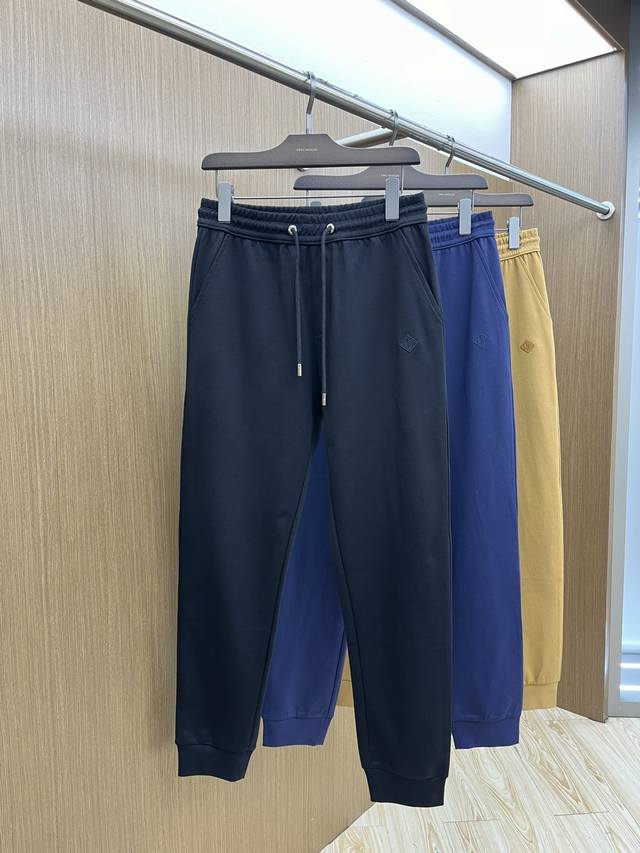 Lp 独家定制工艺2025最新款 高端品质版型面料五金都是专柜1:1定制，裤子是用的100%纯棉面料，Logo采用品牌经典三角标与字母压花工艺，时髦显瘦于一体的