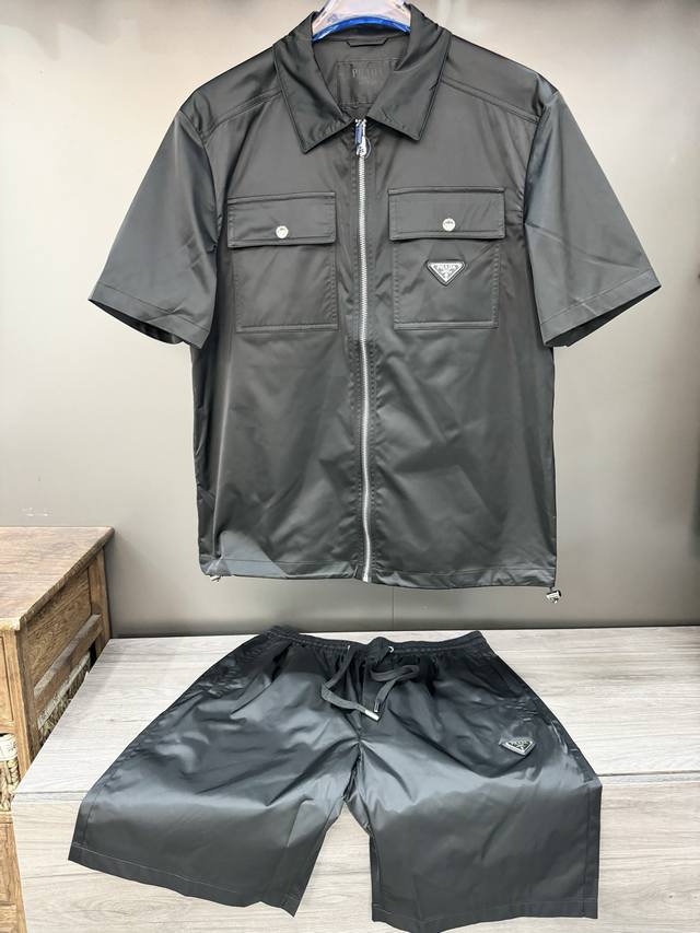 Prad* 普拉达男士徽标饰Re-Nylon百慕大短裤套装，原版定制高密度尼龙，更加轻薄柔软，手感爽滑，松紧系带，短裤内置网格内里，精细手工，每一个生产流程都得