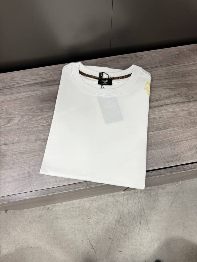 芬迪-2025Ss蛇年贺岁款春夏精品短袖T恤官网同步高端品质定制顶级纯棉面料，顶级大厂制作，时尚大牌重工艺 Logo设计，手感柔软细腻穿着亲肤舒适百搭休闲上身非