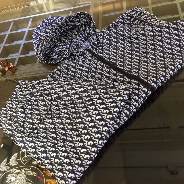 套 上衣细节迪家2025新品，男士夏季运动休闲防晒服套装，连帽长袖外套和短裤的组合，单穿也很实用，非常顺滑舒适的进口防晒面料，2025夏季系列 典藏元素中汲取灵