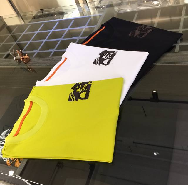 H家2025夏季新品 秒杀一切版本！经典时尚百搭圆领短袖 胸前精美立体真皮拼接设计！订制蚕丝混纺柔软面料 男人的衣柜都少不了基础打底衫 随时随地都可以拿来搭配各