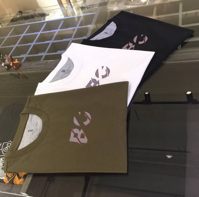 Bc家2025夏季新品 秒杀一切版本！经典时尚百搭圆领短袖 胸前精美立体烫印Logo设计！订制蚕丝混纺柔软面料 下摆分叉设计！男人的衣柜都少不了基础打底衫 随时