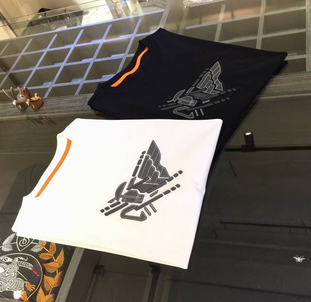 A家2025夏季新品 秒杀一切版本！经典时尚百搭圆领短袖 胸前立体真皮烫印Logo设计！订制天丝超柔软面料 男人的衣柜都少不了基础打底衫 随时随地都可以拿来搭配