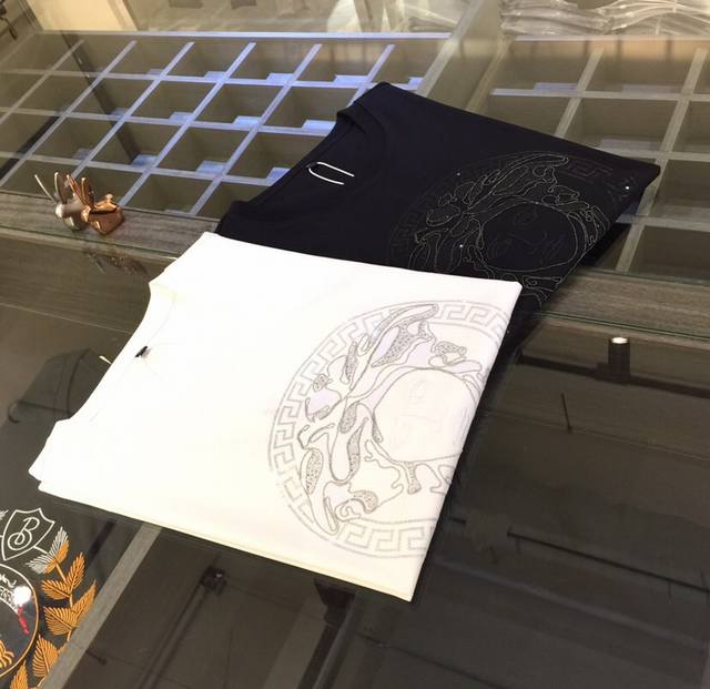 范家2025夏季新品 经典时尚百搭圆领短袖衫 进口丝光棉面料 面料柔软细腻 重工美杜莎头像设计！随时随地都可以拿来搭配各种服饰 满足您日常生活需求。我们所选择的