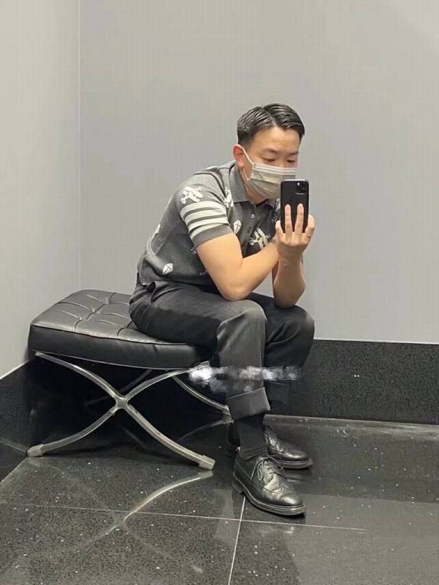 Thom Browne 汤姆布朗 Tb飞机风筝针织短袖翻领T恤，男女同款情侣款 码数：1-4 颜色：灰、藏青 下单请报身高体重