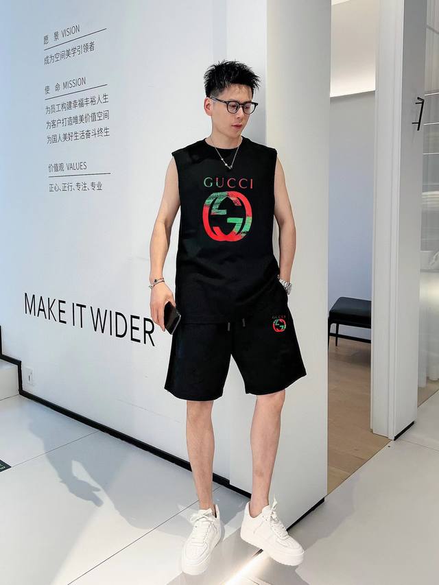直 品牌 Gucci 古奇 2025春夏季新品背心套装，经典简约款式 任何人都可以轻松驾驶 进口定制丝光棉面料 手软舒适有型 吸汗透气 ，胸前经典品牌字母Log