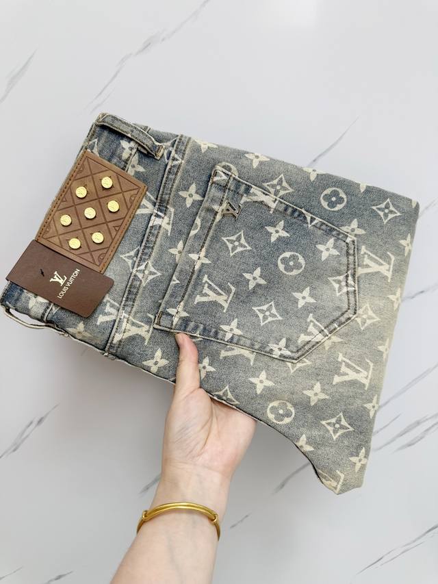 Lv 高端定制 25Ss春夏新款 早春新款超柔软，弹力面料，复杂的手工艺叠加，任何一个洗水环节多停留几秒都会变成完全不一样的颜色效果，所以越加珍贵，特别持久、耐
