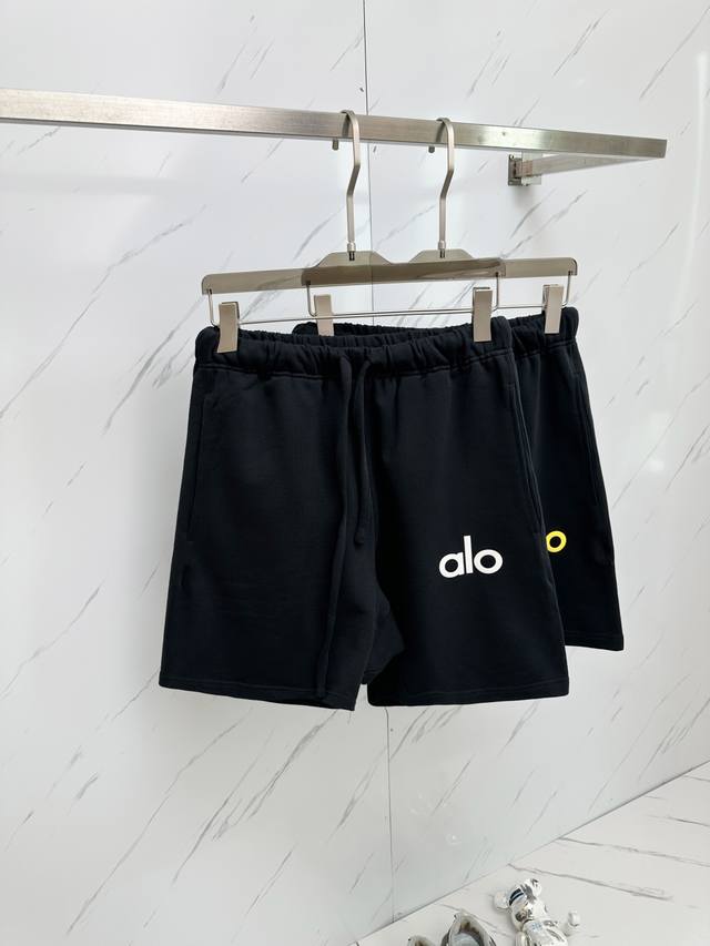25春夏新款休闲短裤！官网同步发售。定制品牌经典Logo，定制面料，舒适度极好，手触感强烈。辨识度极高，完美品相工艺。 尺码：S Xl