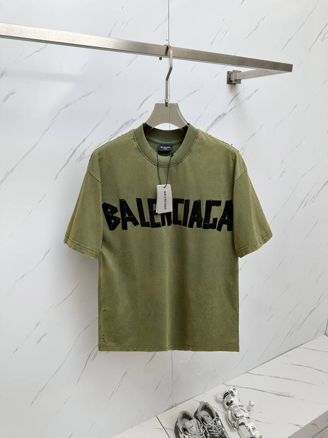 Bal 25专柜同步最新款 春夏新款男女同款短袖T恤，专柜同步发售！定制专属纯棉面料，定制原版工艺螺纹，胸前重工字母Logo工艺设计！简约大方，从容百搭，档次极