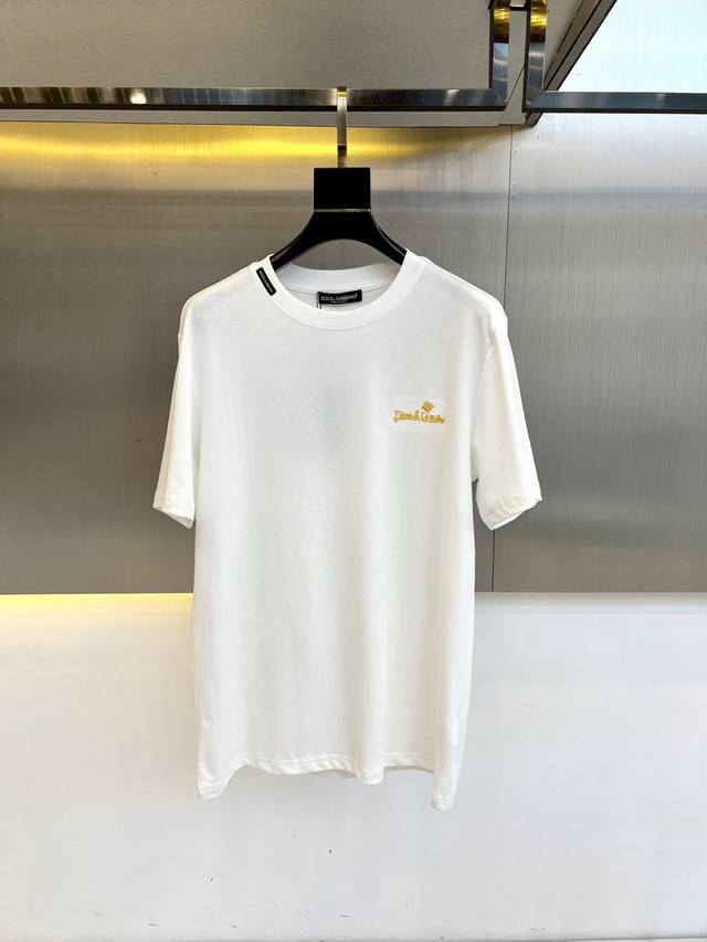 Dg、2025夏男士新款经典Logo圆领短袖T恤。进口高克重纯棉面料，面料手感丝滑柔软，透气亲肤性极佳，着身无比的舒适，整体质感相当之高！衣身胸前标志性徽标Lo