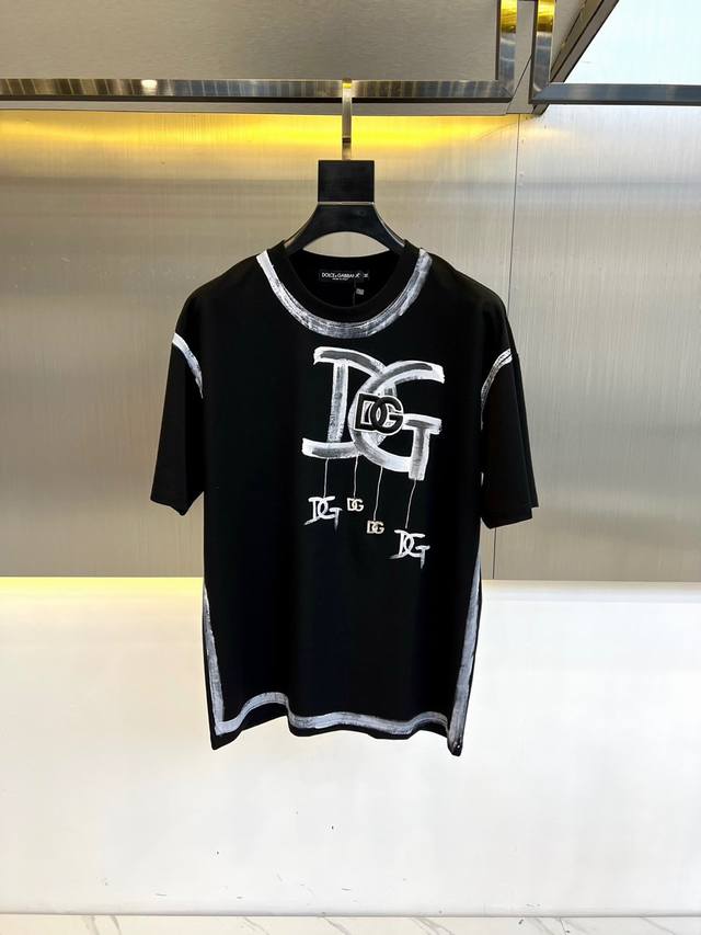 D&G杜嘉班纳、 2025Ss春夏装 手绘涂鸦洗水雪花短袖T恤。 采用进口康丽数码直喷印花 定染高品质潮100%棉洗后260G面料， Os宽松落肩版型。S-Xx