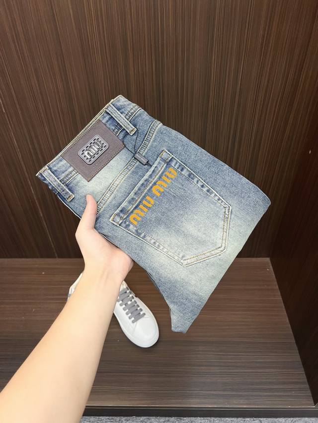 Miumiu 男士丹宁牛仔裤，官宣画册海报穿搭款！ 客供高级进口的丹宁原色面料，特选日本冈山纯正13Oz 盎司牛仔布料，重磅环保植物酵素水洗工艺，肌理有着淡淡的