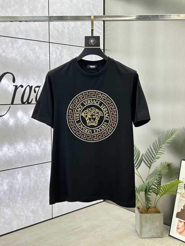 Versace 范思哲 ，25Ss春夏新品水晶钻圆领短袖T恤，正面缀饰有美杜萨金色头像与进口澳钻品牌标识设计，打造男士基本款单品，为男士衣橱注入新意。采用80支