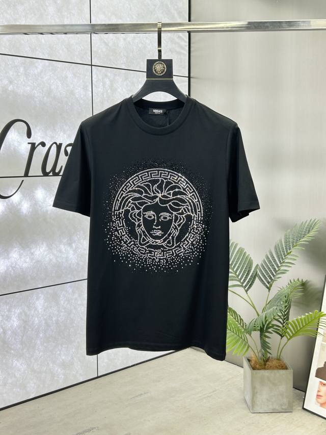 Versace 范思哲 ，25Ss春夏新品水晶钻圆领短袖T恤，正面缀饰有进口澳钻品牌标识设计，打造男士基本款单品，为男士衣橱注入新意。采用80支双股丝光棉面料制