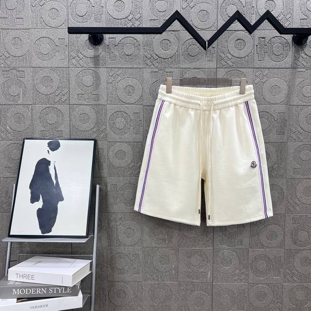 Moncler 蒙口 侧网格红蓝条拼接Logo小标 2025Ss新款针织短裤，定制面料采用威化布织法，超高端针织工艺，版型紧致立体，定制裤绳五金质感强，顺滑，上