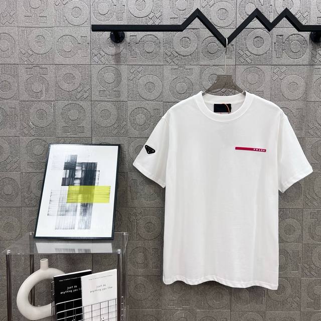 Prada 普拉达 袖口三角标字母Logo长条立体胶 升级，灵感源自八十年代复古 原版面料 官方同款 短袖T恤 定制 同缸染面料 手感非常舒服 春夏最新砖柜同步
