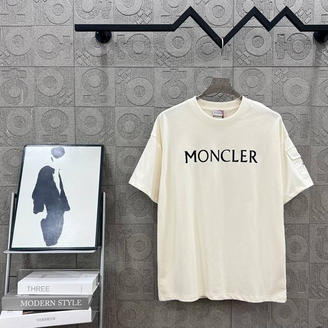 Moncler 蒙口 手袖尼龙口袋徽章字母Logo印花 Logo标识精致升级，灵感源自八十年代复古 原版面料 官方同款 短袖T恤 定制260克同缸染面料 手感非