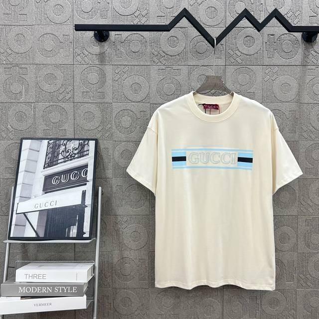 Gucci 古驰 旗帜图案字母Logo印花 Logo标识精致升级，灵感源自八十年代复古 原版面料 官方同款 短袖T恤 定制260克同缸染面料 手感非常舒服 春夏