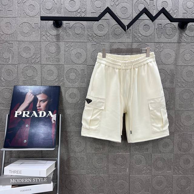 Prada 普拉达 工装尼龙口袋三角标贴牌徽章 2025Ss新款针织短裤，定制面料采用威化布织法，超高端针织工艺，版型紧致立体，定制裤绳五金质感强，顺滑，上身舒
