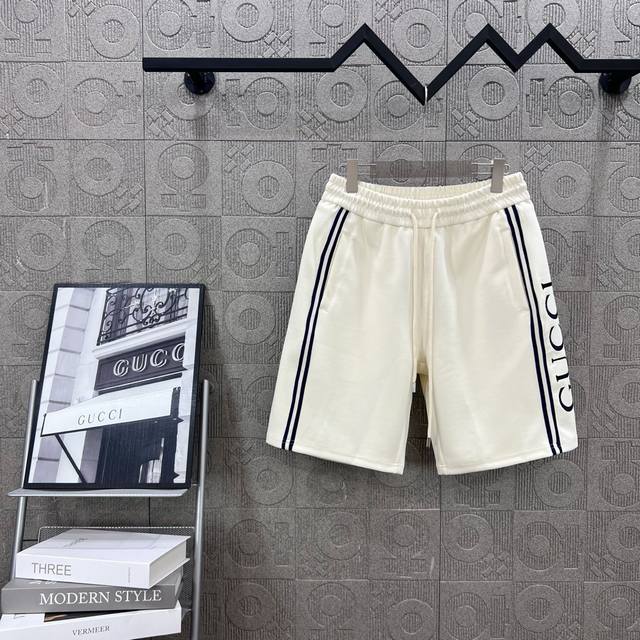 Gucci 古驰 大标Logo字母蓝白织带拼接刺绣 2025Ss新款针织短裤，定制面料采用威化布织法，超高端针织工艺，版型紧致立体，定制裤绳五金质感强，顺滑，上