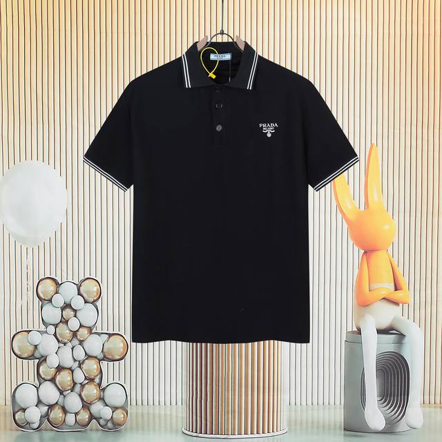 Prada 普拉达高品质翻领Polo衫 经典标识黑边倒三角标刺绣短袖 面料选择：专柜定制面料 选用珠地网眼布棉质面料打造，表面分布细密的网眼结构，增强其透气性。