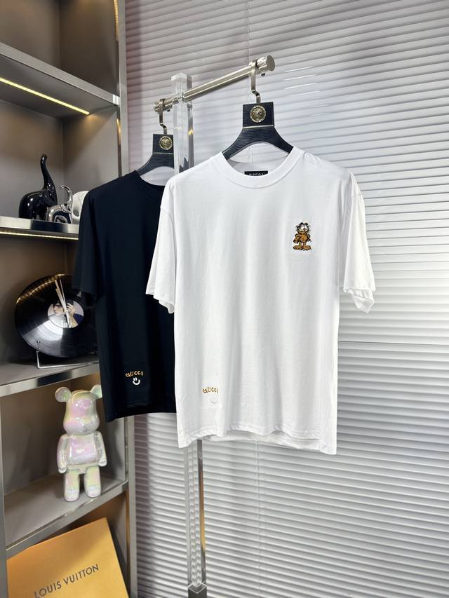 Gucc*古奇 Ss25夏季新款短袖，顶级图案Logo，帅气时尚，简约百搭款。面料棉 不仅挺括，保持潮流的廓形，又穿着舒适，纱织更细腻 码数：L-4Xl