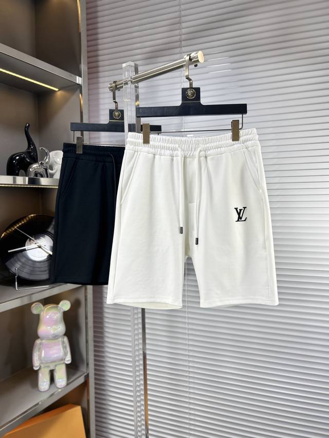 Lv*路易 Ss25男士休闲短裤，堪称百搭单品，弹性松紧腰边抽绳设计，手感柔软、保型性好、低弹丝的构造使裤身弹性恰到好处，并且不易起皱！码数：M-Xxxl