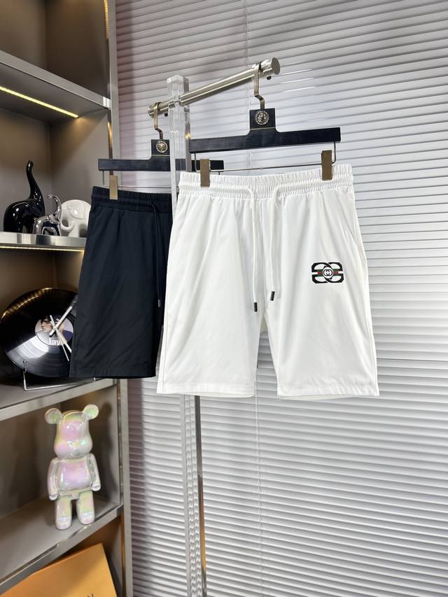 Gucc*古奇 Ss25夏季新款男士休闲短裤，堪称百搭单品，涤纶束干面料 微弹性 松紧腰边抽绳设计，保型性好、低弹丝的构造使裤身弹性恰到好处，并且不易起皱！码数