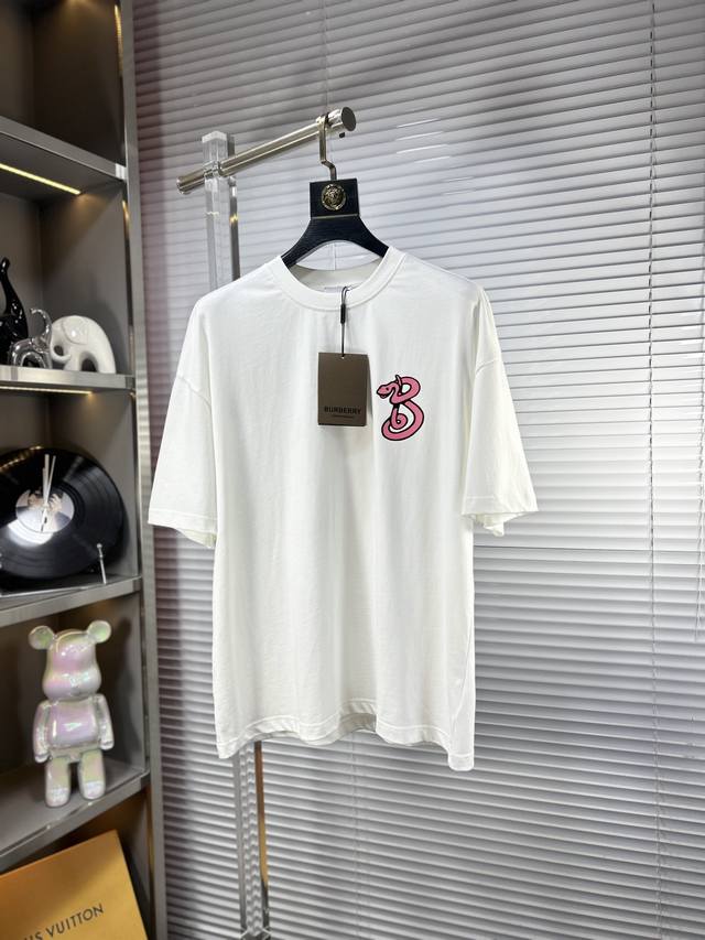 Bbr*巴宝莉 Ss25夏季新款短袖，顶级图案Logo，帅气时尚，简约百搭款。面料棉 不仅挺括，保持潮流的廓形，又穿着舒适，纱织更细腻 欧版偏大 男女同款 码数
