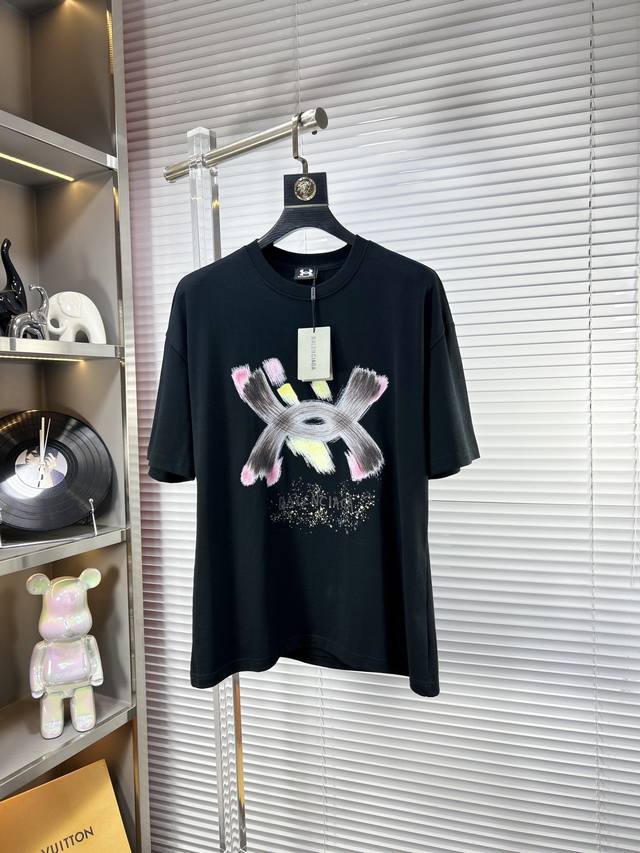 Bal*巴黎世家 Ss25夏季新款短袖，顶级图案Logo，帅气时尚，简约百搭款。面料棉 不仅挺括，保持潮流的廓形，又穿着舒适，纱织更细腻 欧版偏大 男女同款 码