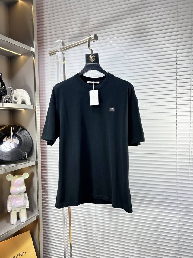 Acne* Ss25夏季新款短袖，顶级图案Logo，帅气时尚，简约百搭款。面料棉 不仅挺括，保持潮流的廓形，又穿着舒适，纱织更细腻 欧版偏大 男女同款 码数：M