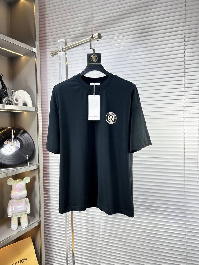 Lulu*露露 Ss25夏季新款短袖，顶级图案Logo，帅气时尚，简约百搭款。面料棉 不仅挺括，保持潮流的廓形，又穿着舒适，纱织更细腻 欧版偏大 男女同款 码数